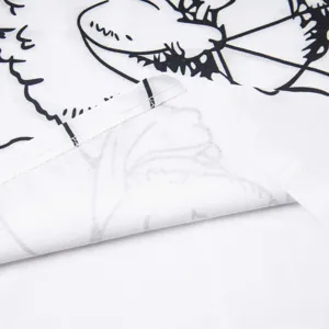 Gros plan détaillé de l'impression graphique artistique et de la texture du tissu blanc.