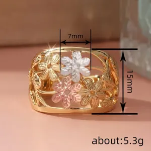 Elegante anillo de oro multicolor con diseño floral calado, ancho de 15 mm, peso 5.3 g.