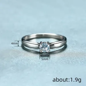 Close-up detail van de klassieke elegante zirkonia ring met 4mm band en 5mm hoofdbestanddeel.