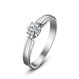 Prachtig solitair ringdetail met gepolijst metaal en een schitterende zirkonia steen.