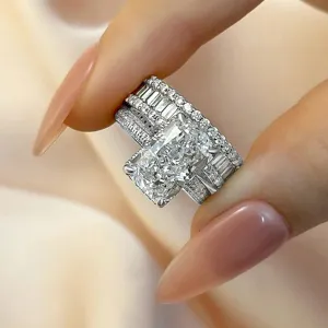 Gedetailleerde close-up van de prachtige stralende diamanten ring met dubbele band.
