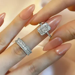 Luxe dubbele stapelbare ringenset met stralende steen en baguette diamanten band.