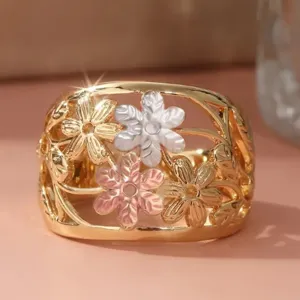Anillo floral multicolor en detalle con elegante diseño calado en tonos dorados y rosados.