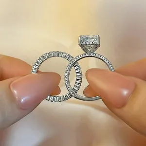 Prachtige dubbele ringenset met schitterende solitaire verlovingsring en trouwring.