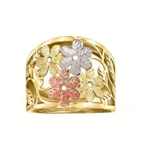 Anillo floral de oro tricolor con delicadas flores rosas, amarillas y blancas y banda calada.