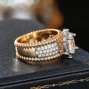 Anillo bicolor de metal texturizado para mujer, elegante joya de estilo vintage chic.