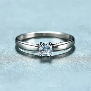 Mooie klassieke minimalistische solitaire ring met zirkonia vier klauwen detailfoto