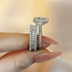 Detailopname van de luxe stapelbare diamanten verlovingsringset met prachtig glinsterend ontwerp.