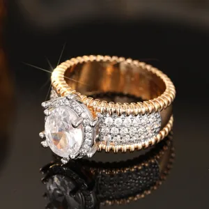 Anillo de metal bicolor con circonita, detalle de joyería de estilo francés vintage.