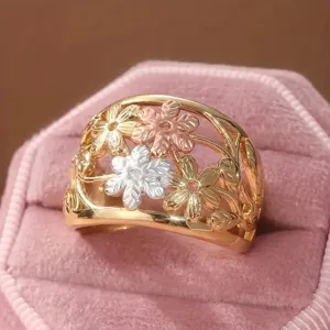 Exquisito anillo floral multicolor con diseño de estilo bosque en detalle de primer plano.