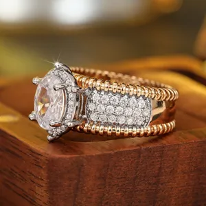 Elegante anillo ancho de metal bicolor con circonita ovalada brillante y diseño de pavé chic para mujer.