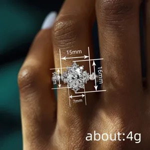 Vista detallada del anillo de compromiso brillante con diseño de copo de nieve para mujer elegante