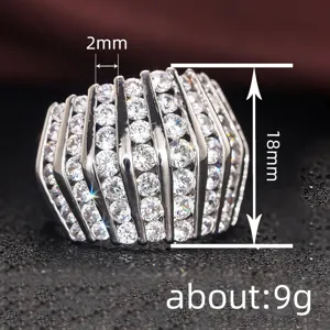 Close-up van een futuristische brede strass ring met sprankelende kristal details.