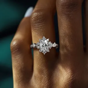 Primer plano detallado de un anillo floral brillante usado en la mano, estilo elegante.