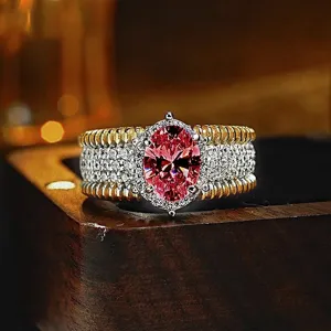 Primer plano detallado del impresionante anillo de gema rosa ovalada con pavé y oro.