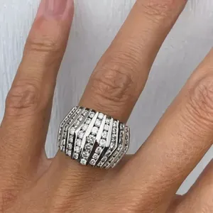 Brede, meerrijige kristallen ring voor dames, futuristisch statement modesieraad.