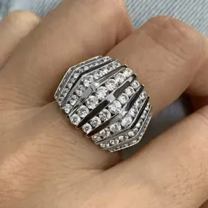Gedetailleerde close-up van een brede multi-rij strass bezette futuristische stijl ring.