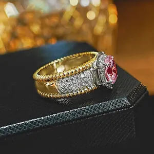 Exquisito anillo de metal bicolor con piedra preciosa rosa y diamantes pavé, estilo vintage francés