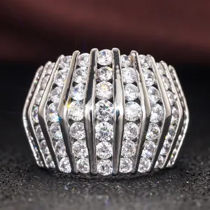 Futuristische brede zilveren ring met sprankelende zirkonia stenen, trendy statement sieraad