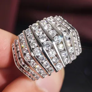 Detailweergave van brede, meerridge sprankelende kristallen ring met schitterende zirkoonglans.