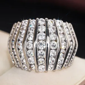 Brede meerrandige strass ring met metalen staven glanzende futuristische tech mode sieraden