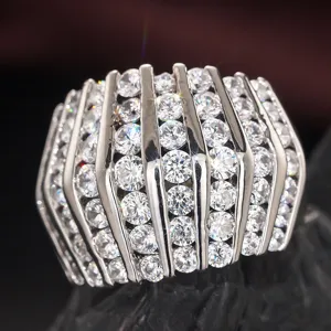 Toekomstgerichte brede fonkelende zirkonia ring, opvallend futuristisch sieraad voor dames.