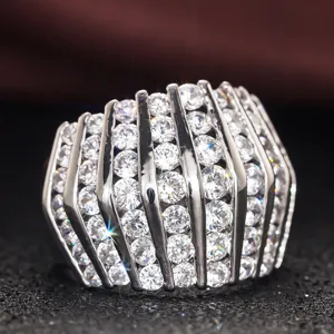 Prachtige brede zirkonia ring met futuristische zilverkleurige metalen ribben voor straatstijl.