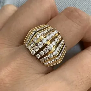 Brede futuristische gouden statement ring met fonkelende strass steentjes voor dames.