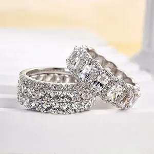 Prachtige stapelbare ringenset met sprankelende zirkoniasteentjes in smaragd- en rond geslepen.