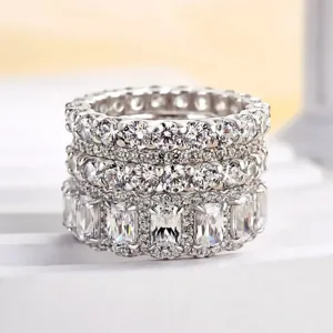 Gedetailleerde close-up van een elegante vierdelige stapelbare ringen set met stenen.