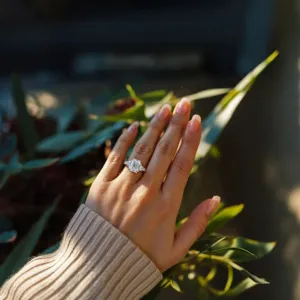 Vista detallada del elegante anillo vintage de talla esmeralda con piedras brillantes al aire libre.