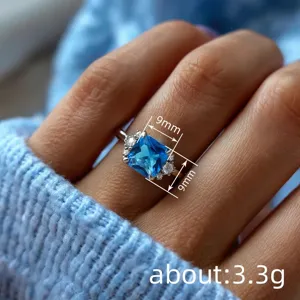 Anillo vintage de estilo palacio para mujer con circonita azul y micro engaste.