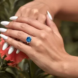 Anillo estilo palacio zafiro azul cuadrado con circonitas cúbicas microincrustadas mujer.