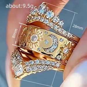 Detalle de anillo tres en uno estilo palacio, con corona y sol luna micro-incrustado.