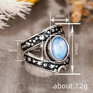 Primer plano de anillo punk vintage con piedra ovalada azul y detalles de estrellas.