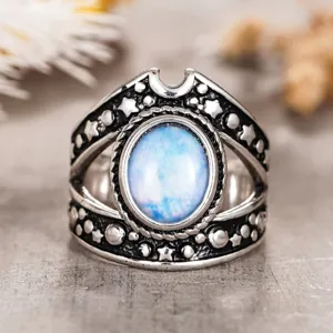 Primer plano detallado de anillo de plata punk vintage con piedra azul y estrellas.