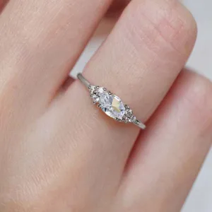 Vue détaillée d'une bague pour femme minimaliste coréenne, alliance de fiançailles élégante.