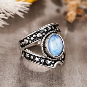 Primer plano del anillo de plata estilo punk vintage con piedra azul y detalles.