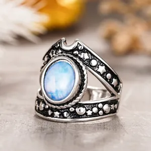 Primer plano detallado de anillo vintage de estrella y luna con piedra azul, punk.