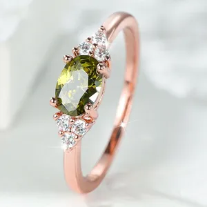 Élégant bague de fiançailles en or rose ovale pierre verte, bijoux étincelants pour femmes.