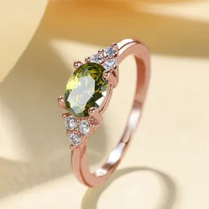 Bague minimaliste en or rose avec pierre précieuse verte ovale et zircons pour femmes