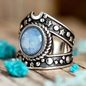 Anillo de plata celestial vintage con piedra azul estrella y luna joyeria punk detalle