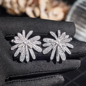 Nahaufnahme Detail funkelnder Feuerwerk Zirkonia Ohrstecker mit funkelndem Kristall Glanz.