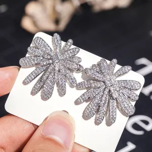 Glänzende Zirkonia Blumen Ohrstecker, elegante funkelnde Ohrringe für Damen Partys.