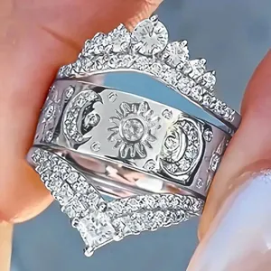 Conjunto de anillos apilables de tres piezas con motivo de sol luna y circonitas.