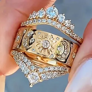 Precioso juego de anillos celestiales de sol y luna con corona y banda v en oro chic