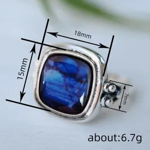 Anillo de plata con piedra azul cuadrada retro, dimensiones detalladas y diseño ligero.