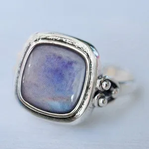 Anillo cuadrado de plata vintage para mujer, joya gema de estilo retro desgastado.