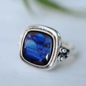 Anillo de plata con gema azul cuadrada y diseño texturizado antiguo para mujer elegante