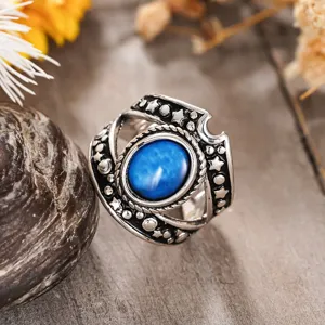 Vista detalle anillo estrella piedra azul punk vintage, joya metal plateado para mujeres.